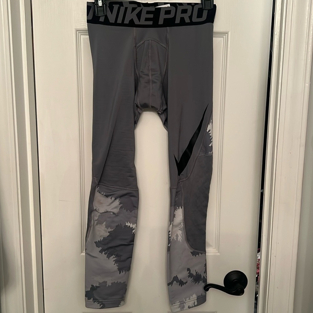 Nike compression leggings for sports